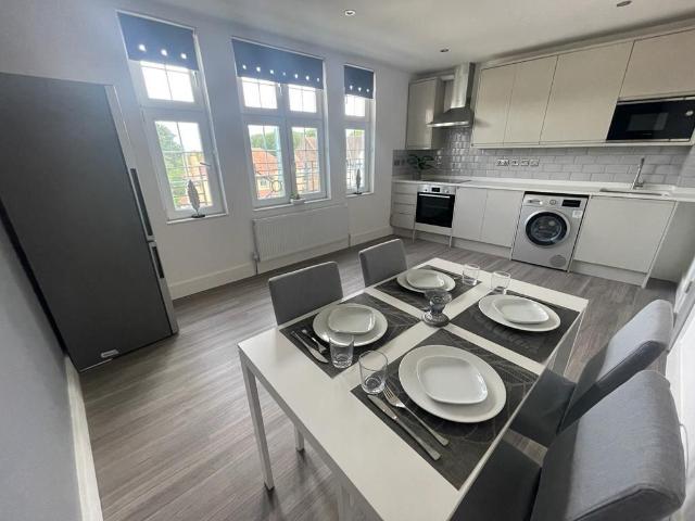 Ewell Road, Surbiton KT6, 2 bed flat to rent, £1,900 pcm | PrimeLocation