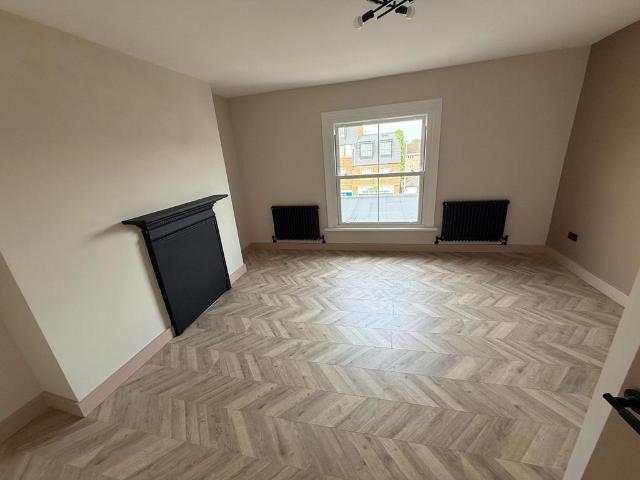 Ewell Road, Surbiton, KT6 3 bed flat to rent £2,740 pcm £632 pw
