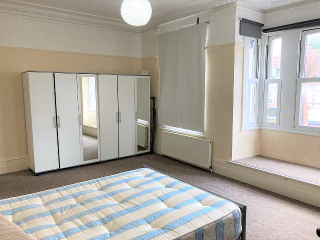 Ewell Road, Surbiton KT6, 3 bed flat to rent, £2,400 pcm | PrimeLocation