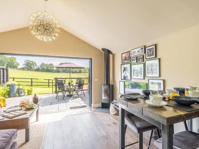 Ewhurst, 2 bed detached house to rent £2,500 pcm £577 pw