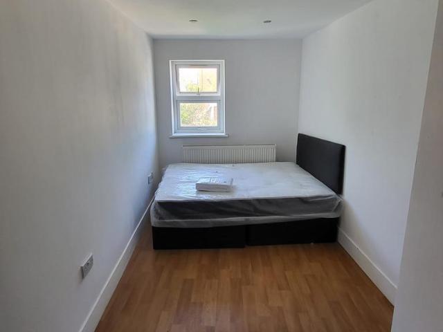 Eton Avenue, Hounslow TW5 1 bed in a house share to rent £850 pcm £196 pw