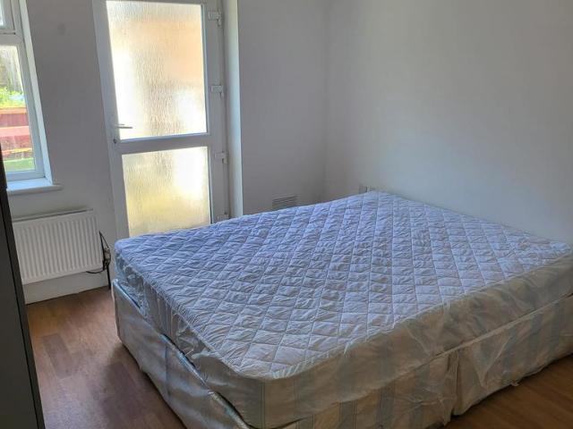Eton Avenue, Hounslow TW5 1 bed in a house share to rent £800 pcm £185 pw
