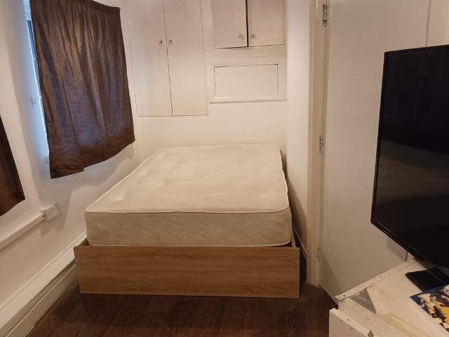 Eton Avenue, Hounslow TW5 Studio to rent £900 pcm £208 pw