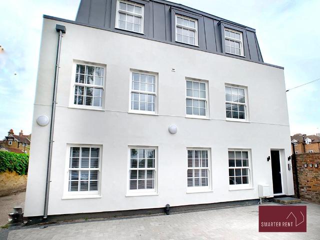 Eton Court, Eton SL4 2 bed apartment to rent £3,250 pcm £750 pw