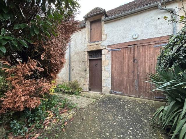 Étais la Sauvin Charmante maison ancienne avec cour, dépendances et beau potentiel !