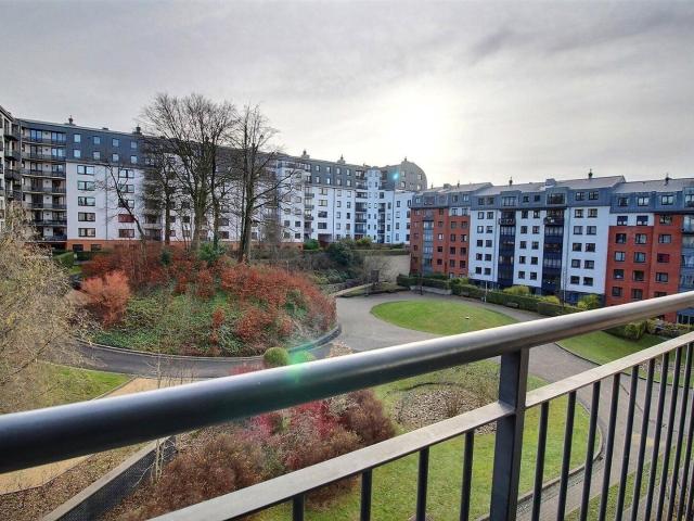 Etangs d'Ixelles 3 bedroom flat with balcony and car park