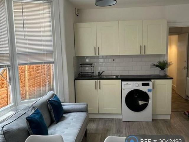 Ethnard Road, London, SE15 4 bed semi detached house to rent £4,069 pcm £939 pw