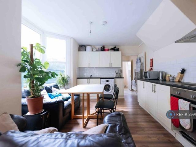 Ethnard Road, London, SE15 5 bed semi detached house to rent £5,092 pcm £1,175 pw