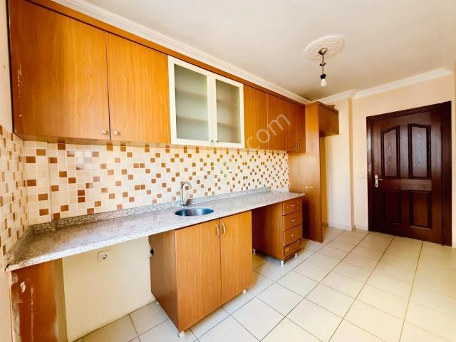 Etiler'de Caddeye Yakın 2+1 Ayrı Mutfaklı Arakat Kiralık Daire