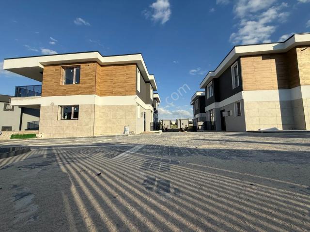 Etimesgut Yeni Bağlıca 2 Katlı 4+1 Natamam Fırsat Satılık Villa