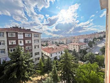 Etlik Mah. Ana Cadde Üzeri Hastaneler Yakını 2.katta Ön Cephe 3+1 Köşe Bina Köşe Satılık Daire!
