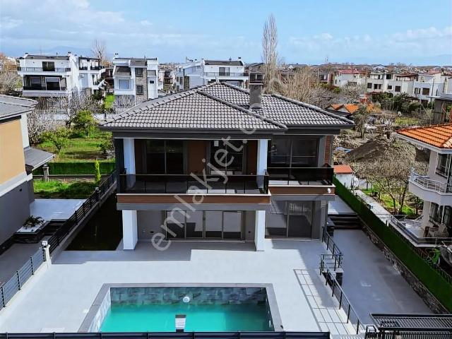 Eu Gayrimenkulden Girişte Odalı Havuzlu 4+1 Tek Müstakil Villa