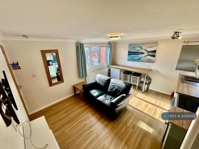 Euclid St, Swindon, SN1 1 bed flat to rent £1,100 pcm £254 pw