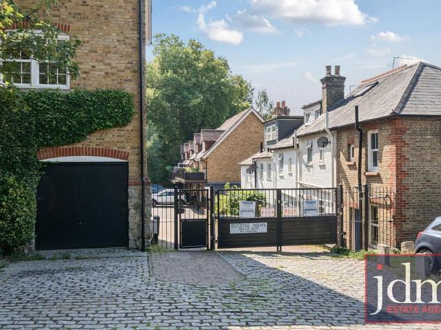 Eugenie Mews, Chislehurst, BR7 3 bed terraced house to rent £2,150 pcm £496 pw