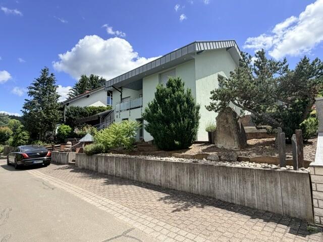 EUPORA® Immobilien: Großzügies Wohnhaus mit Garagen und Garten in Oberwiesen
