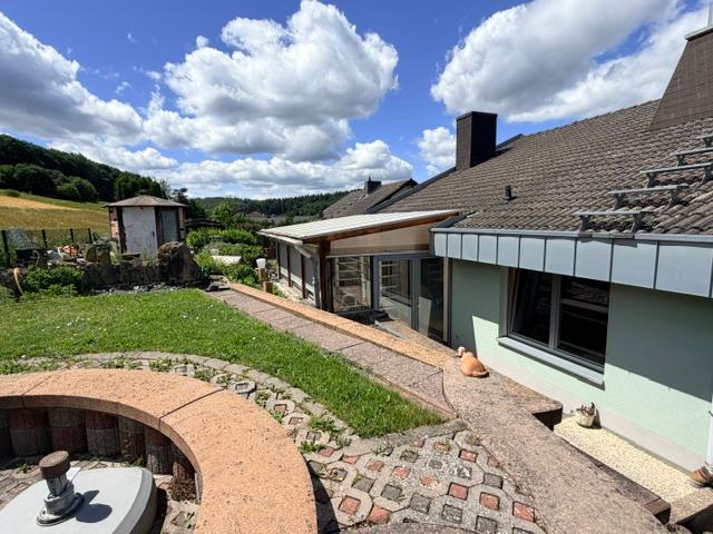 EUPORA® Immobilien: Großzügies Wohnhaus mit Garagen und Garten in Oberwiesen
