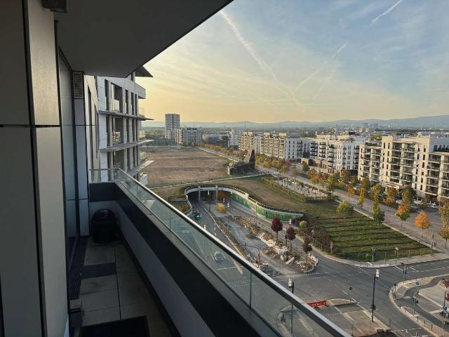 Europaviertel: Exklusiv, lichtdurchflutet, Panoramablick, Loggia, Concierge Service