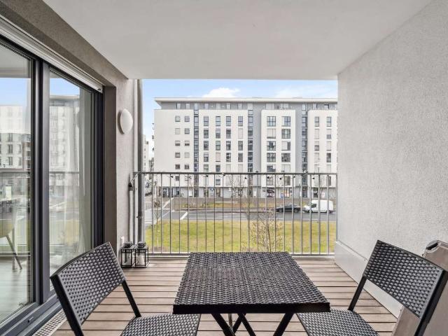 Europa Allee: 2 Zimmer Wohnung mit Loggia & Parkplatz Teilmöbliert