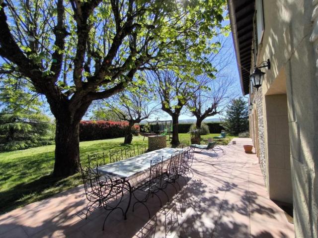 EURRE FERME DE 231.35 M2. PARC DE 7 626 M2. PISCINE. PUITS
