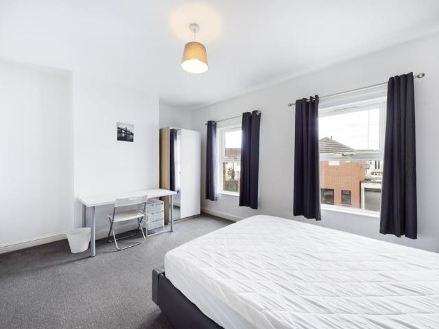 Euston Road, Northampton NN4 4 bed house to rent £8,800 pcm £2,031 pw