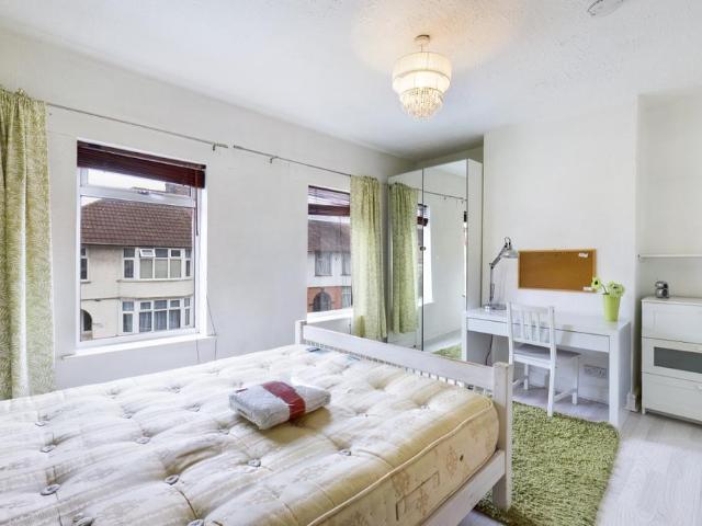 Euston Road, Northampton NN4 4 bed house to rent £2,200 pcm £508 pw