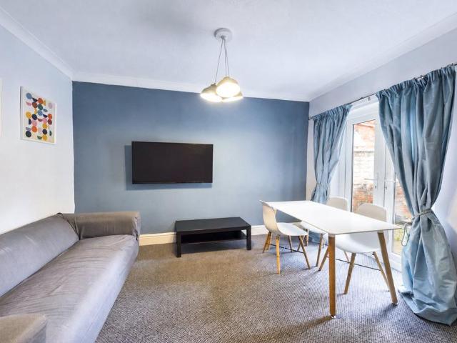 Euston Road, Northampton NN4 4 bed house to rent £2,400 pcm £554 pw