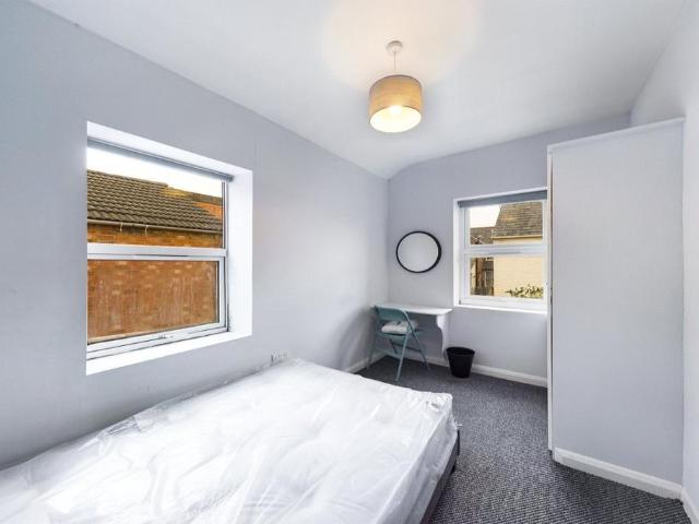 Euston Road, Northamptonshire NN4 1 bed in a house share to rent £525 pcm £121 pw