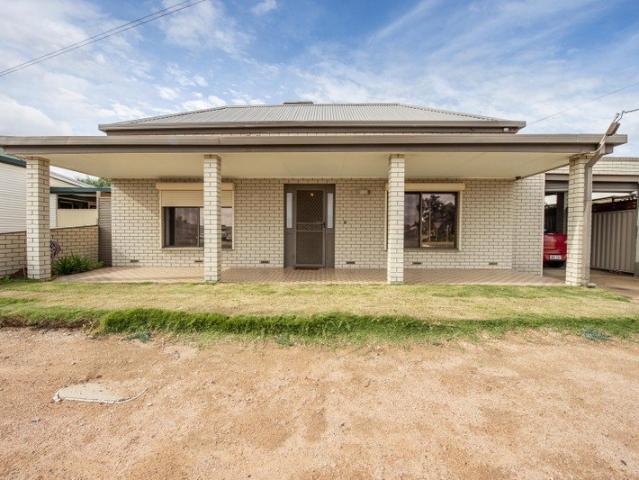 Ensuite, walk in pantry close to CBD