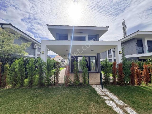 Ev kur Emlaktan Denize 700m Kiralık Müstakil Villa