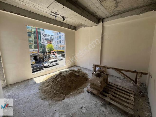 Evalmak'ta 2+1 75m2 halkalı Cadde Üzeri Satılık Arakat