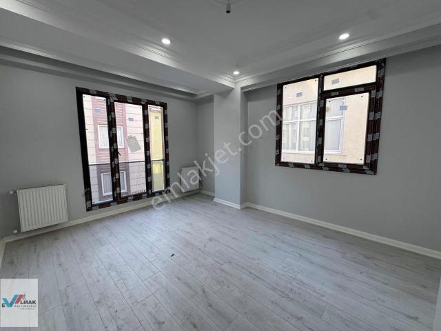 Evalmak'ta 2+1 Cadde Üzeri Sıfır 90m2 Satılık Arakat Daire
