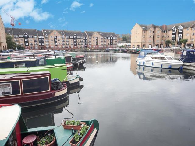 Evans Wharf, HEMEL HEMPSTEAD, HP3 2 bed flat to rent £1,600 pcm £369 pw