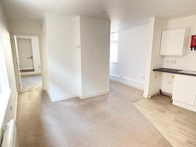 Eve Court, Chapel Street, Petersfield 1 bed flat to rent £895 pcm £207 pw