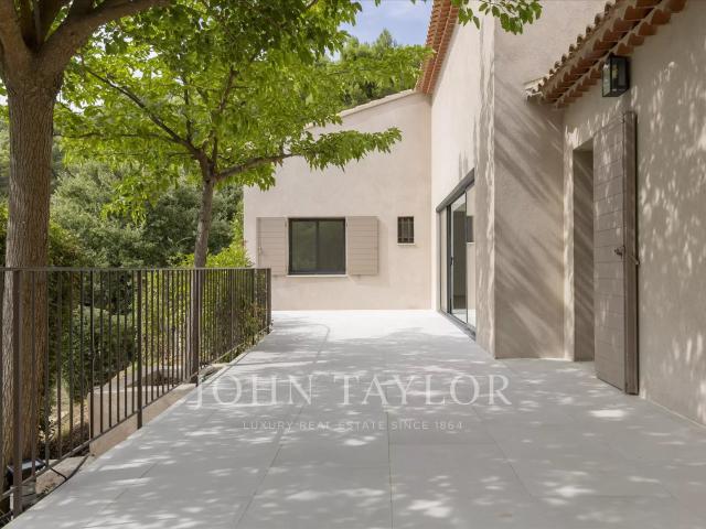 Évenos – Villa de plain pied rénovée avec piscine et vue pan. 257m² Ollioules