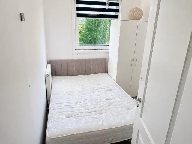 Evenwood Close, London SW15 1 bed in a house share to rent £830 pcm £192 pw