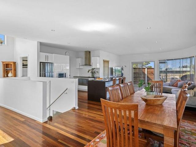Elevated Light Filled Apollo Bay Retreat