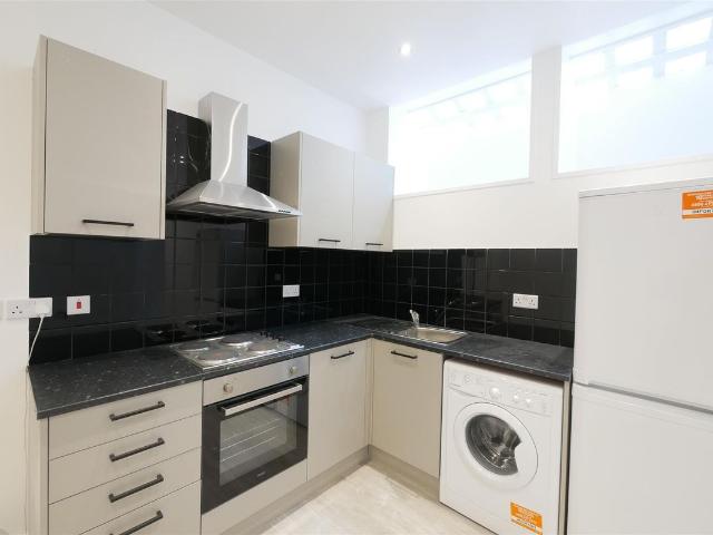 Evering Road, Stoke Newington N16, 2 bed flat to rent, £2,400 pcm | PrimeLocation