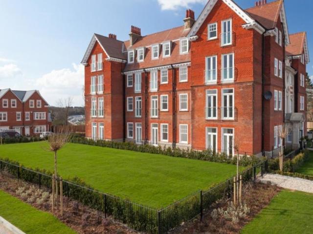 Eversley Park, Folkestone, Kent, CT20 2 bed flat to rent £1,200 pcm £277 pw