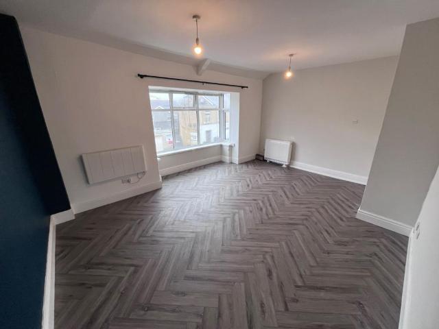 Eversley Road, Sketty, Swansea SA2 9DF 2 bed flat to rent £850 pcm £196 pw