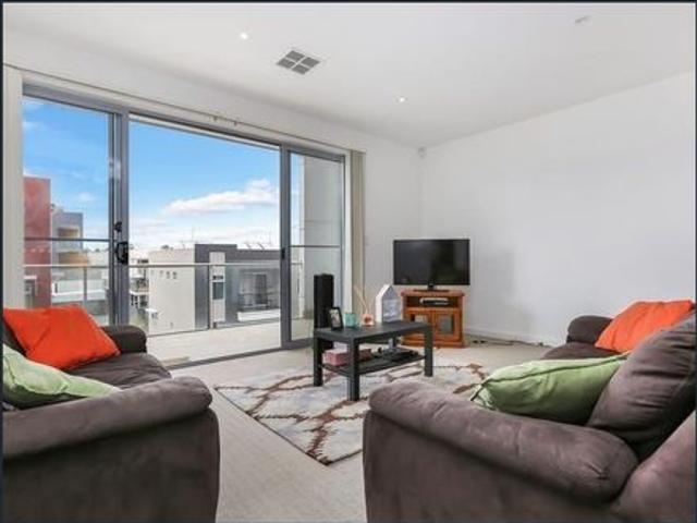 Everything At Your Doorstep! Centrally Located Apartment With Everything Within Walking Distance