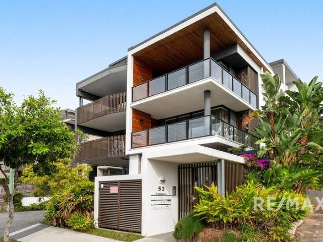 Modern light filled apartment in ideal location