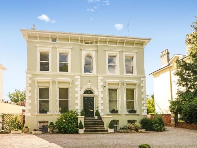Evesham Road Cheltenham GL52 3 bed apartment to rent £1,950 pcm £450 pw