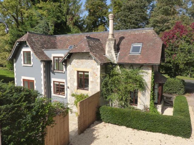 Evesham Road, Wick,Pershore 3 bed detached house to rent £2,000 pcm £462 pw