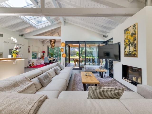Evian Sotheby's International Realty vous propose: Au sein. 340m² Sciez
