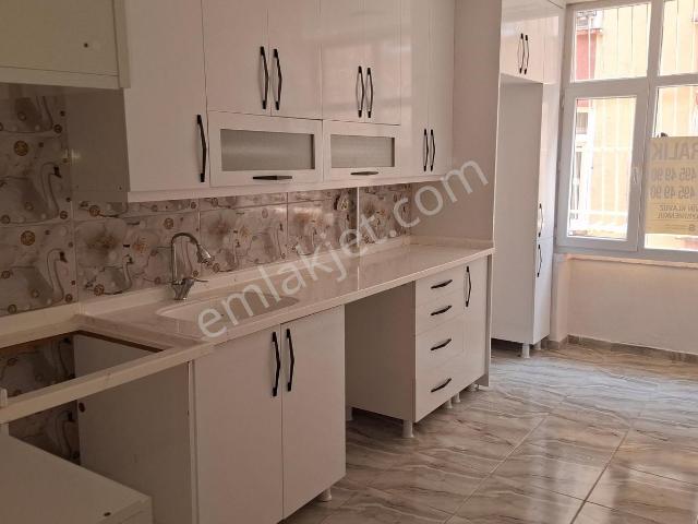 Evin Klavuzdan Mavi Blv Çok Yakın 50 Yıl Sitesinde Kat 2 18500tl