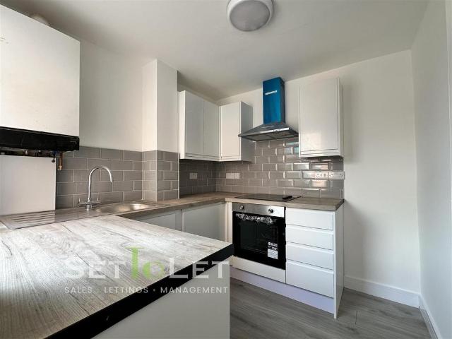 Evington Road, Near Victoria Park. 1 bed flat to rent £875 pcm £202 pw