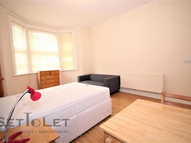 Evington Road, Leicester, Leicestershire, LE2 1QG