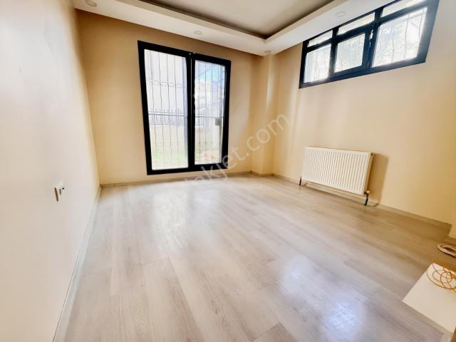 çevrem*cennet'te Metrobüse Ve Kapalı Caddeye Çok Yakın 2+1 70m²