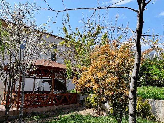 Evrensekiz Kapalı Garaj Geniş Bahçeli Satılık 5+1 Villa