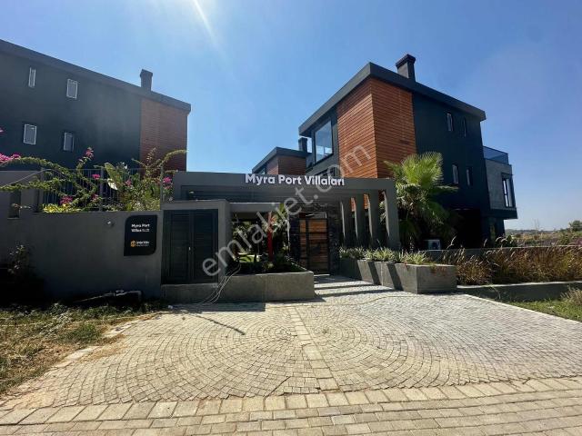 Evrensekide Site İçinde Lüks 4+1 Tripleks Villa